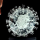 El artista británico Luke Jerram mirando su escultura de vidrio del virus SARS-CoV-2, titulada “coronavirus COVID-19”, en una foto tomada el 17 de marzo de 2020.
